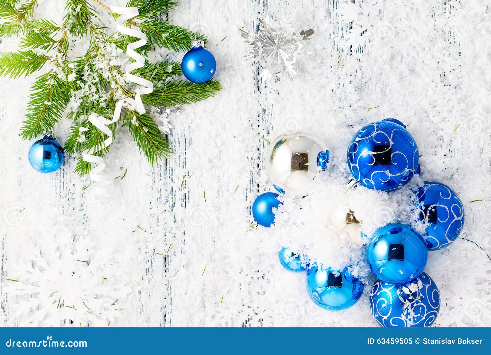 Tema Do Ano Novo: Árvore De Natal, Azul E Bolas Da Prata, Neve, Flocos De Neve, Serpentinos Imagem de Stock - Imagem de cumprimento, fundo: 63459505 Tema Do Ano Novo: Árvore De Natal, Azul E Bolas Da Prata, Neve, Flocos De Neve, Serpentinos Imagem de Stock - Imagem de cumprimento, fundo: 63459505