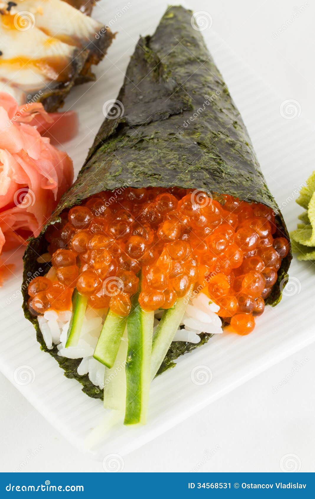 Temaki di color salmone dei sushi delle uova sul piatto bianco