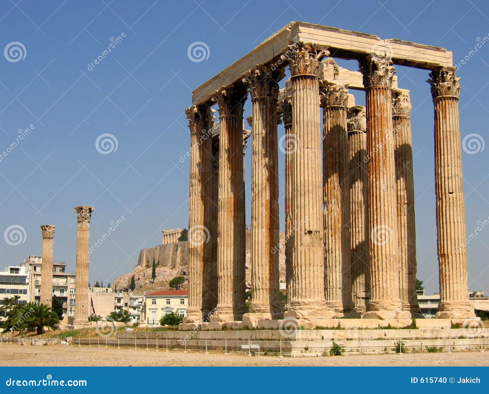 Tempel van Olympian Zeus met Akropolis op achtergrond