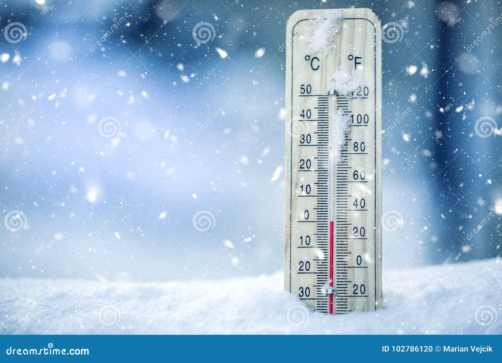 雪地上的温度计显示低温- 零度。摄氏度和华氏度的低温。寒冷的冬季天气- 零度库存照片- 图片包括有缩放比例, 水晶: 102786120