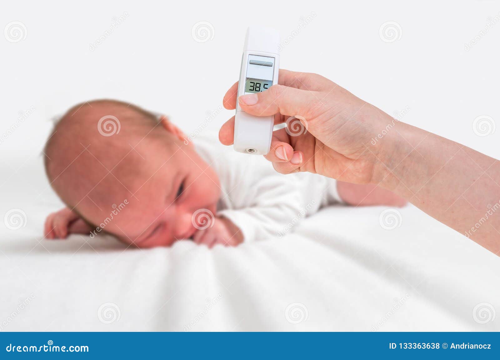 Temperatura Di Misurazione Ad Un Neonato Con Il Termometro