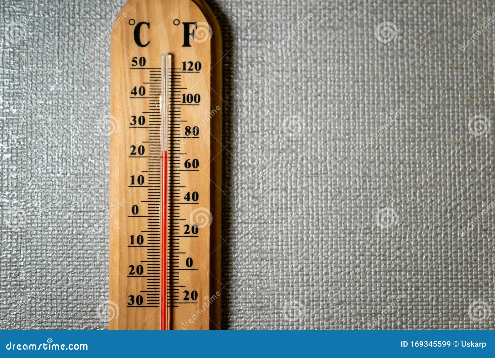 Temperaturmesser / Thermometer an Der Weißen Wand - Analoges  Temperaturmessgerät Stockbild - Bild von lehre, messen: 169345599