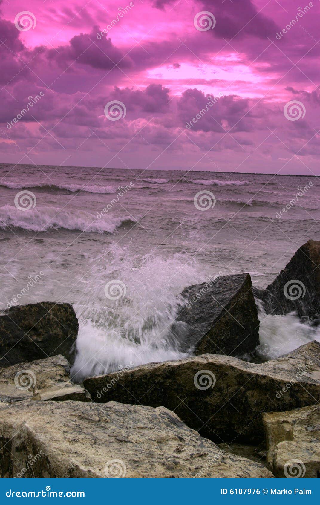 Tempesta viola. La foto è catturata sulla scogliera di Elda in Saaremaa Estonia durante il tempo tempestoso potente.