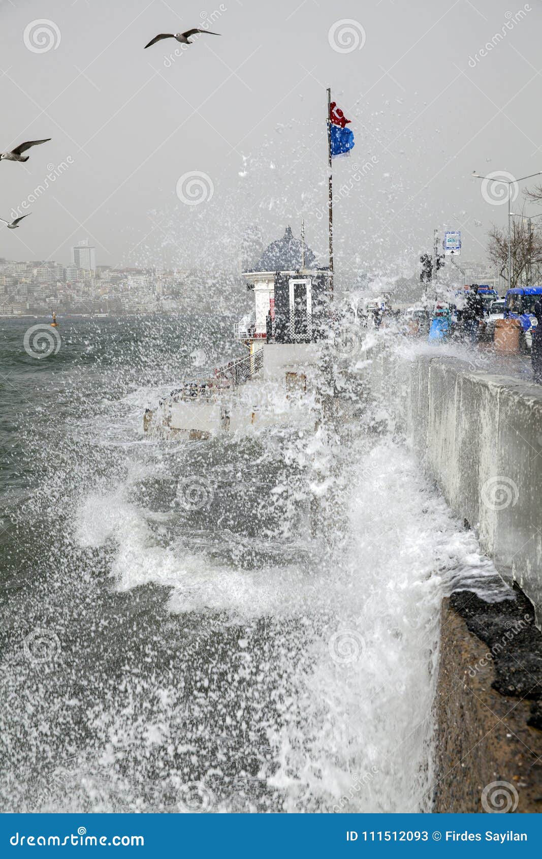 Tempestade Do Vento Do Sudoeste, Istambul, Turquia Imagem de Stock - Imagem  de céu, urbano: 111512093, image size:1067x1690
