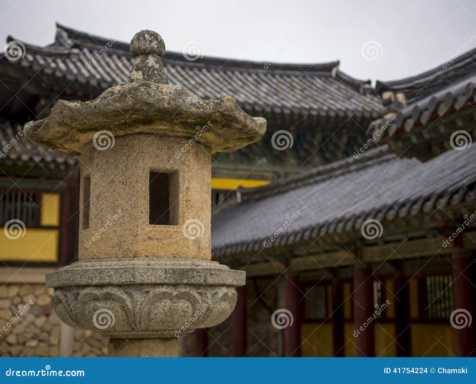 Tempiale di Bulguksa in Gyeongju, il Sud Corea. Dettaglio architettonico del tempio di Bulguksa in Gyeongju, Corea del Sud Lanterna nella priorità alta, costruzioni del tempio nei precedenti