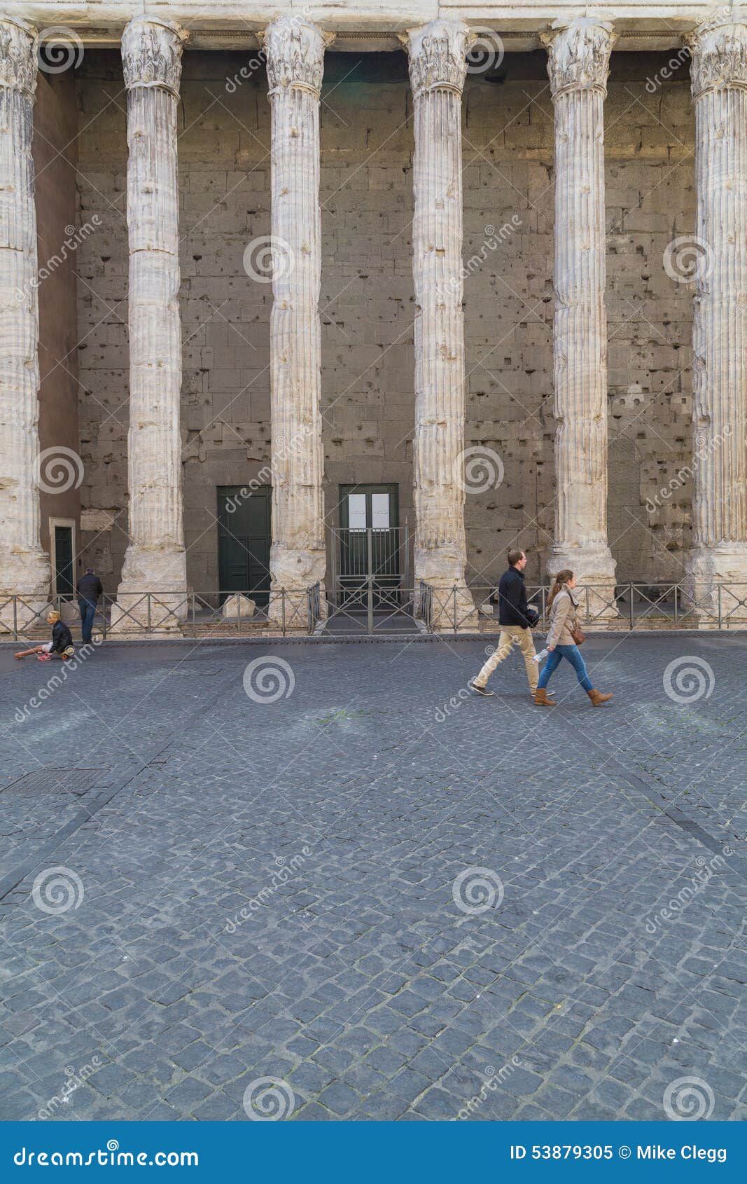 ROMA, ITALIA - 12 MARZO 2015: Parte di una parete surving sul tempio di Hadrian a Roma durante il giorno La gente può essere veduta fuori