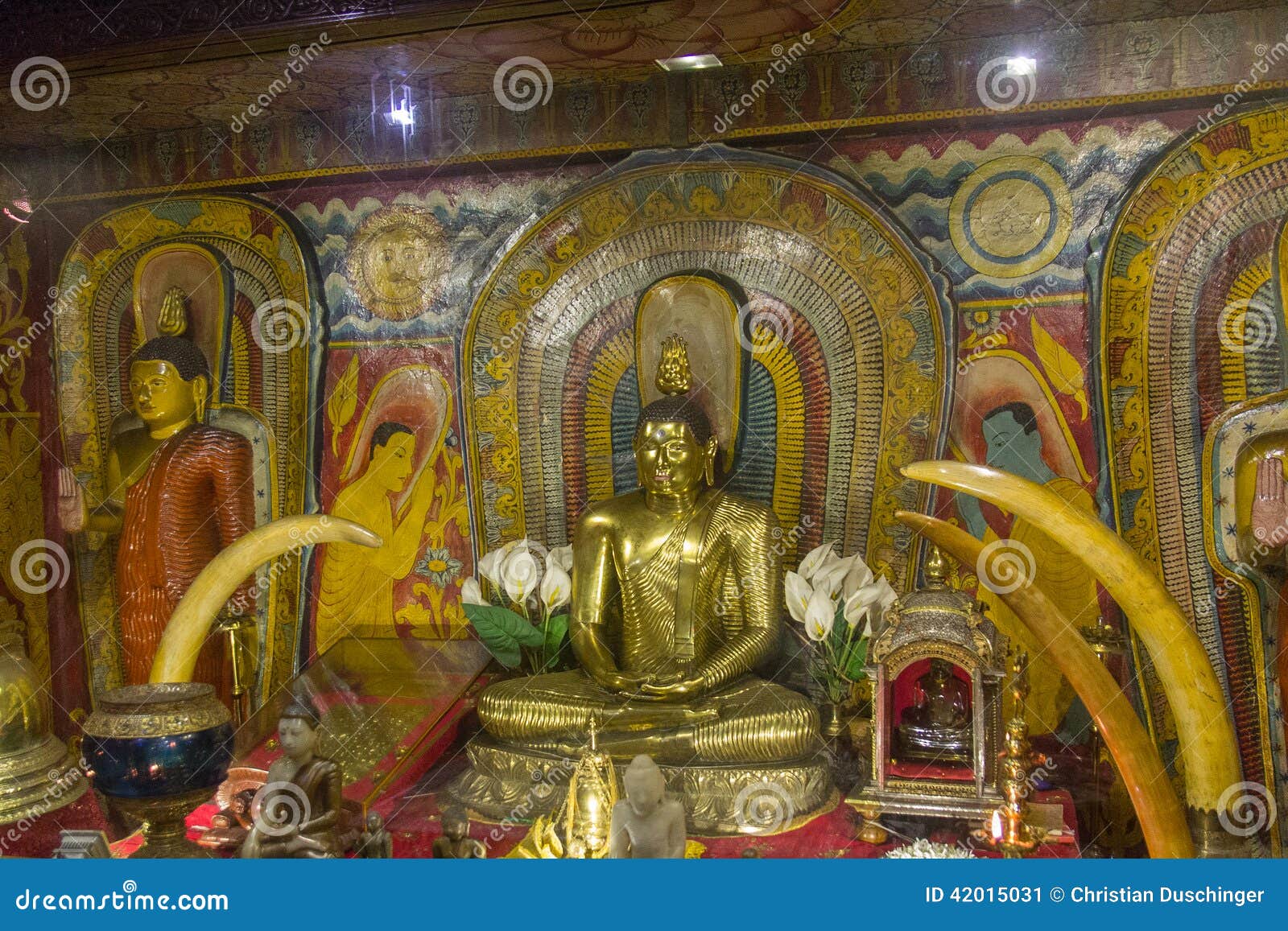 Tempio di Kandy. KANDY, SRI LANKA: Statua di Buddha in tempio della reliquia sacra del dente
