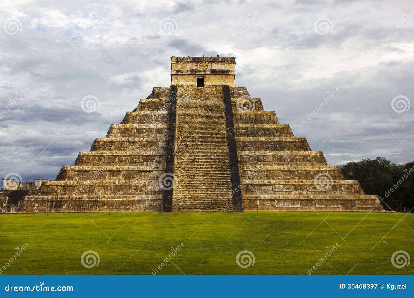 tempio-di-kukulkan-della-piramide-chichen-itza-il-messico-civilizzazione-di-maya-35468397.jpg