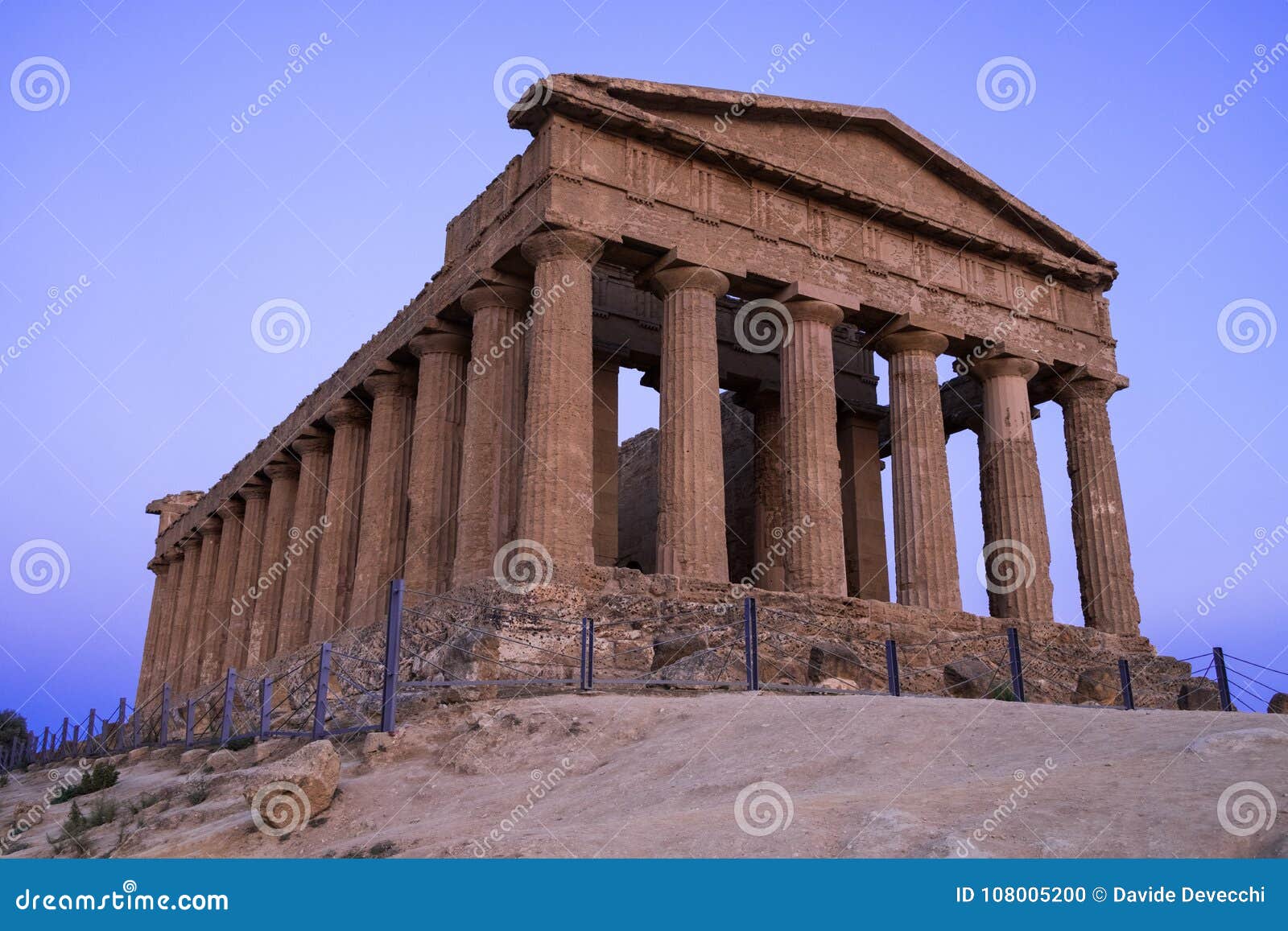 Tempio Greco Durante L'ora Blu Di Tramonto a Agrigento, Sicilia