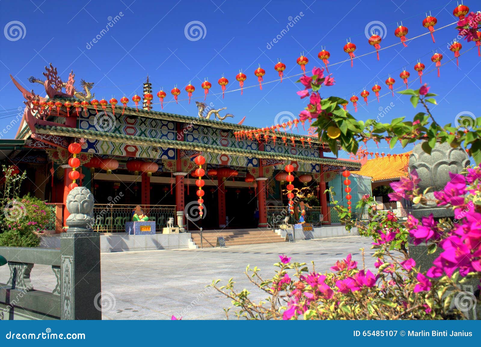 Temple chinois étant prêt pendant la nouvelle année chinoise avec les lampions chinois rouges contre un ciel bleu