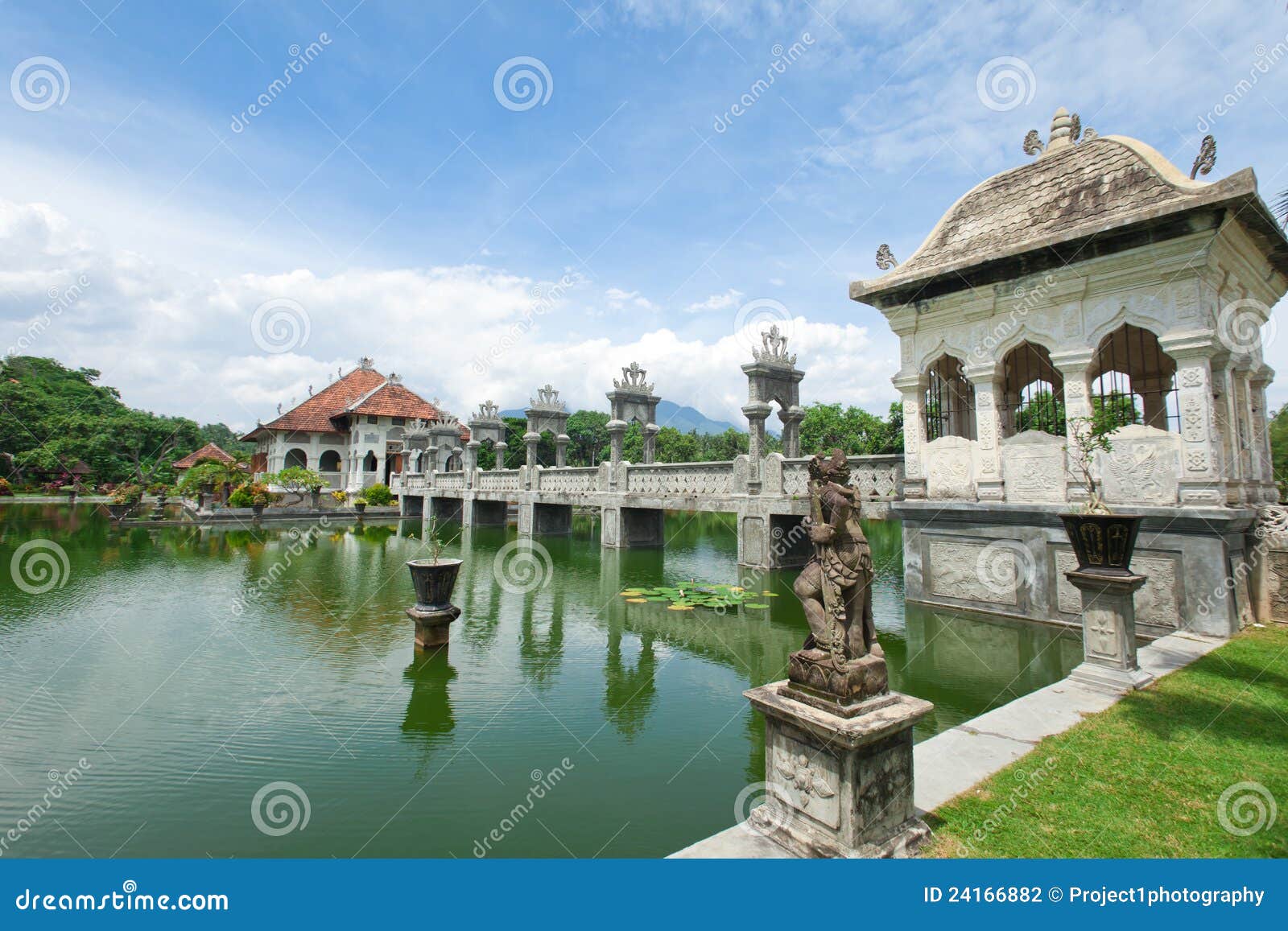 Temple de l'eau dans Bali. Les merveilles architecturales chez le Karangasem arrosent le temple dans Bali, Indonésie