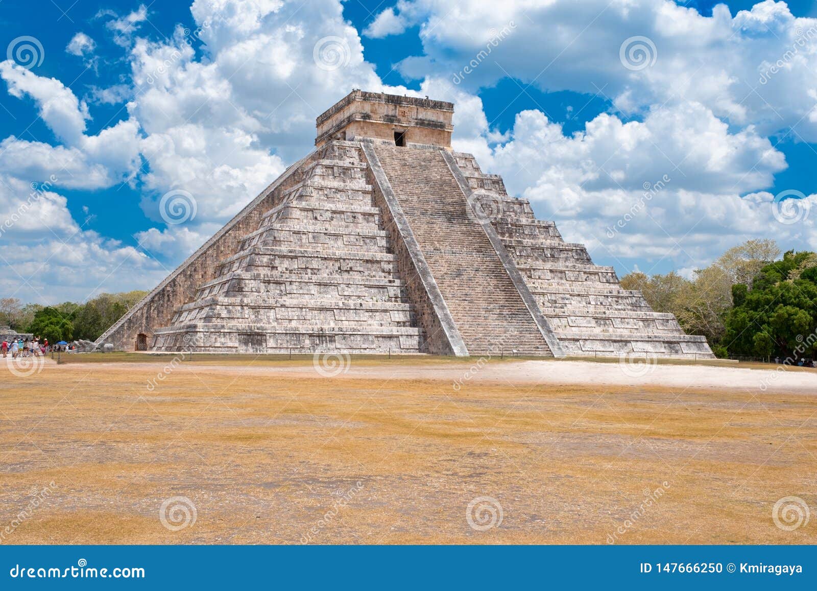 the temple of kukulkan at the ancient mayan city of chichen itza