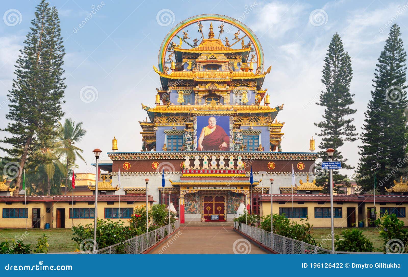Templo Budista Dorado En La Región De Bylakuppe Karnataka En India Fotografía editorial - Imagen de inmoralidad, hermoso: 196126422