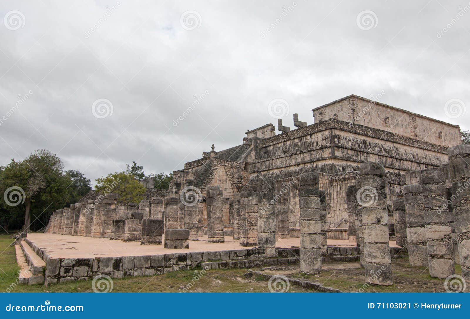templo de los guerreros temple of the warriors at chichen itz mayan ruins on mexico's yucatan peninsula