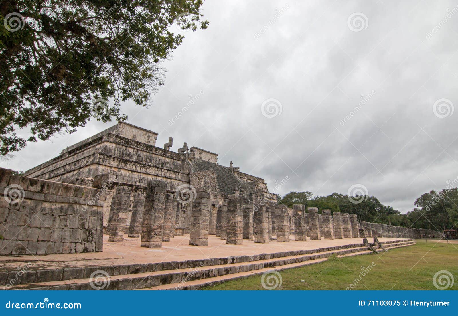 templo de los guerreros temple of the warriors at chichen itz mayan ruins on mexico's yucatan peninsula