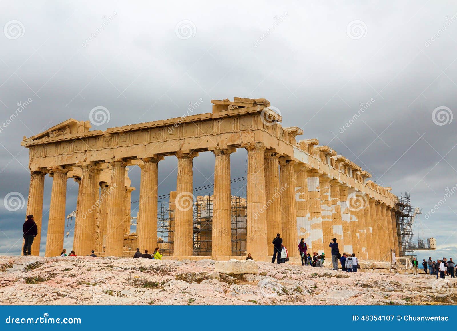 El templo del Parthenon está actualmente en la reparación, se dice que en épocas antiguas dentro del templo bendiga la diosa protectora Athena, las estatuas, todas con oro y la marfil