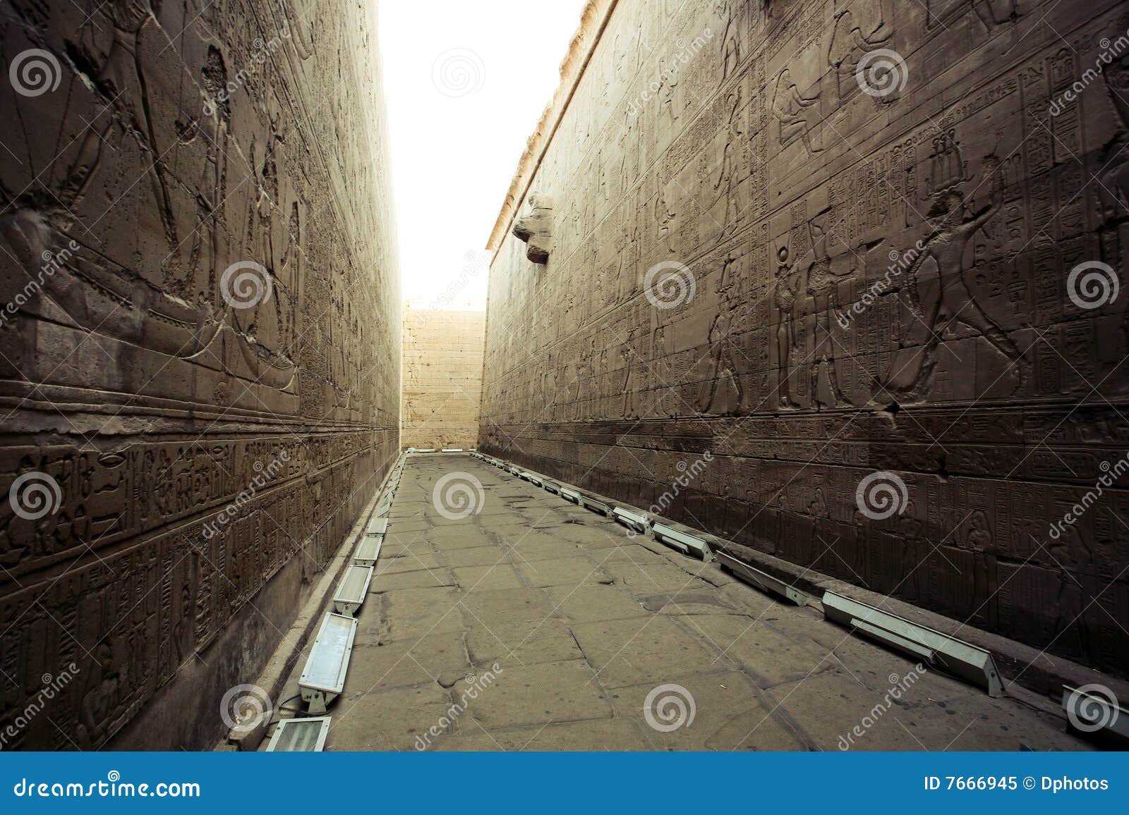 Templo em Egipto. Um templo antigo em Egipto sob o céu azul.