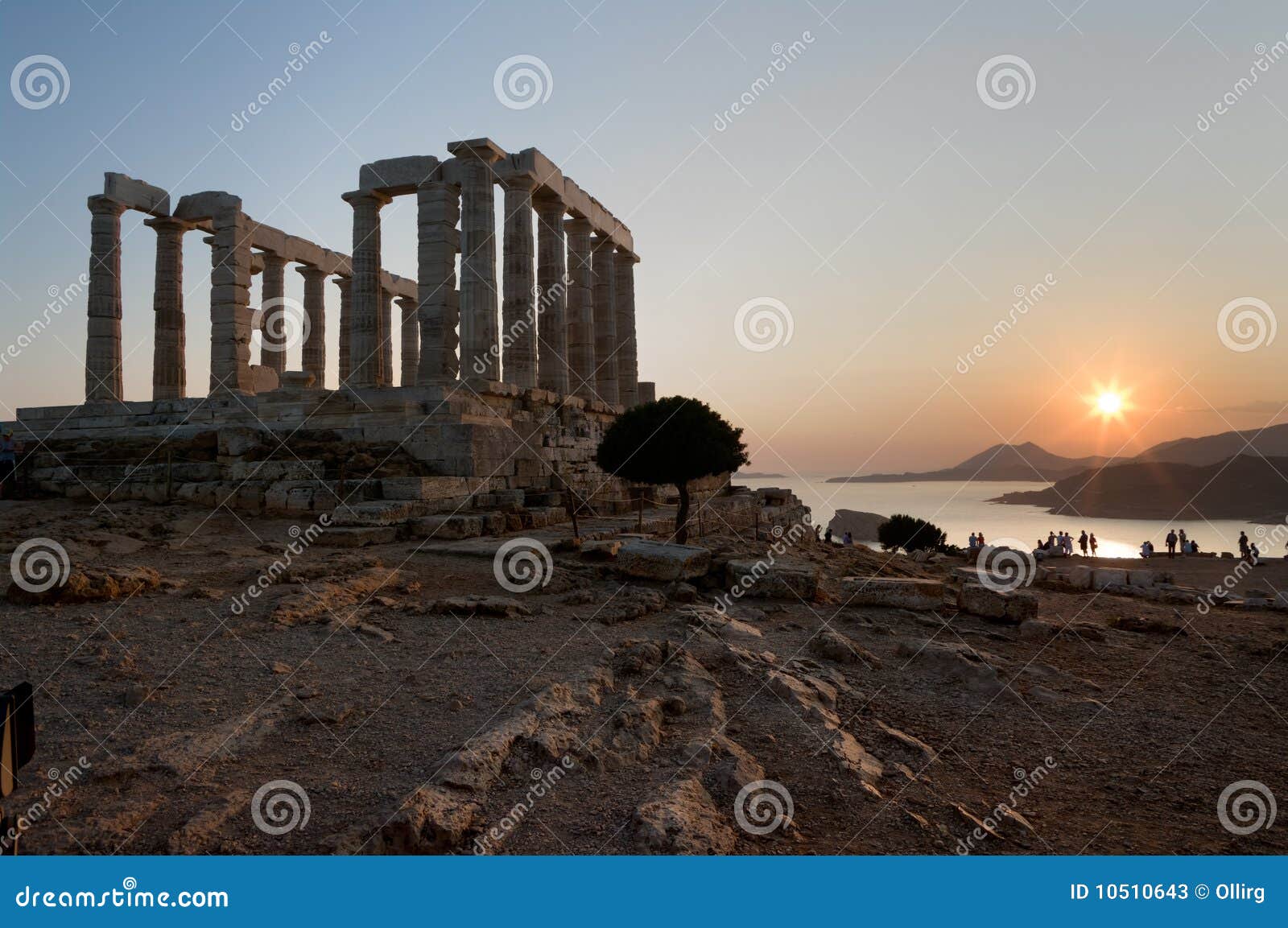 Templo griego en la puesta del sol. Templo de Poseidon en la costa del cabo Sounion en la puesta del sol