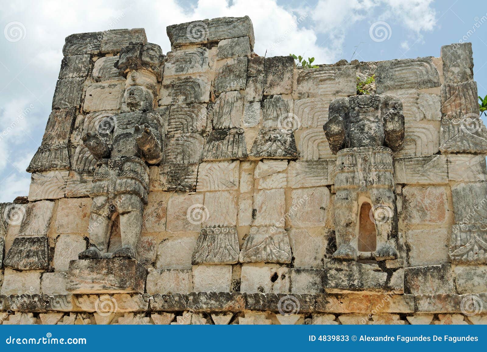 Templo maya en Kabah. Detalle de las ruinas de la fachada de un templo maya. Dos estatuas de piedra masculinas, de que eran explotación agrícola algo pero perdieron sus manos, uno de los dos también perdieron su cabeza. El sitio arqueológico de Kabah, península del Yucatán, México.