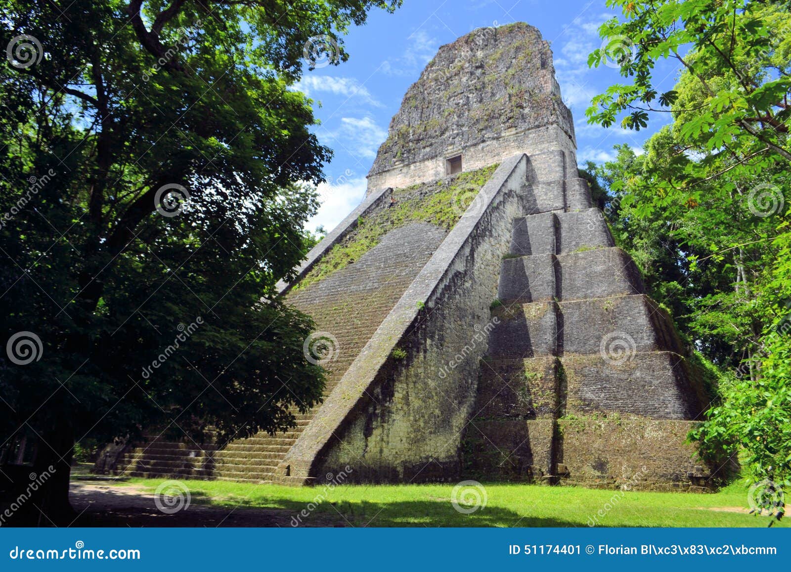 Templo maya Nr cinco en Tikal, Guatemala. Templo de la cultura maya en Tikal, templo de Guatemala ningún 5