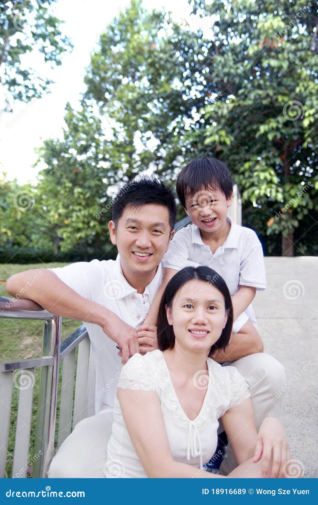 Tempo da família. Retrato ao ar livre da família asiática