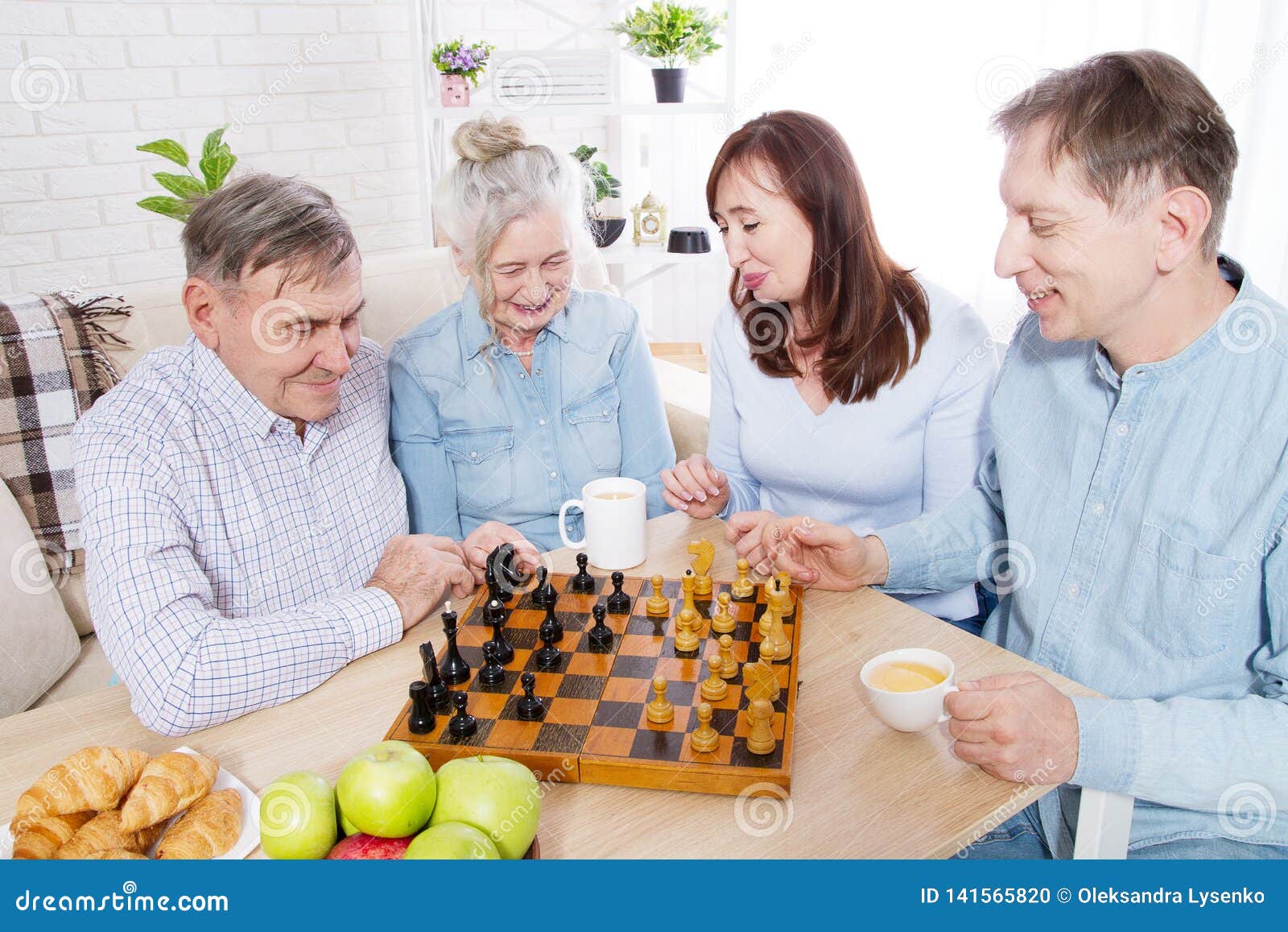 Tempo Feliz Do Jogo De Xadrez Da Família No Lar De Idosos Para Pessoas  Idosas Os Pais Com Crianças Têm a Conversa E O Lazer Do Di Foto de Stock -  Imagem