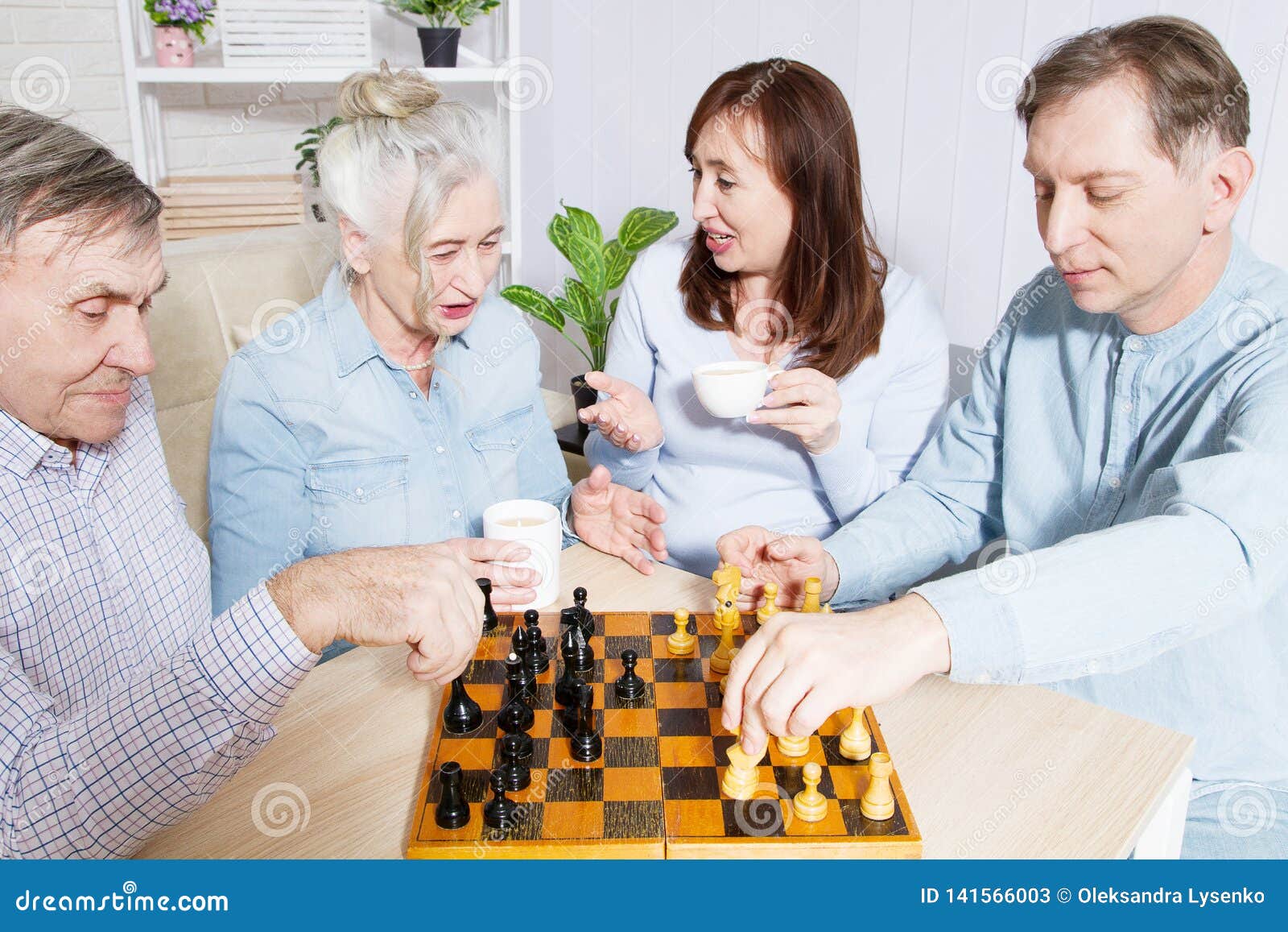 Tempo Feliz Do Jogo De Xadrez Da Família No Lar De Idosos Para Pessoas  Idosas Os Pais Com Crianças Têm a Conversa E O Lazer Do Di Imagem de Stock  - Imagem