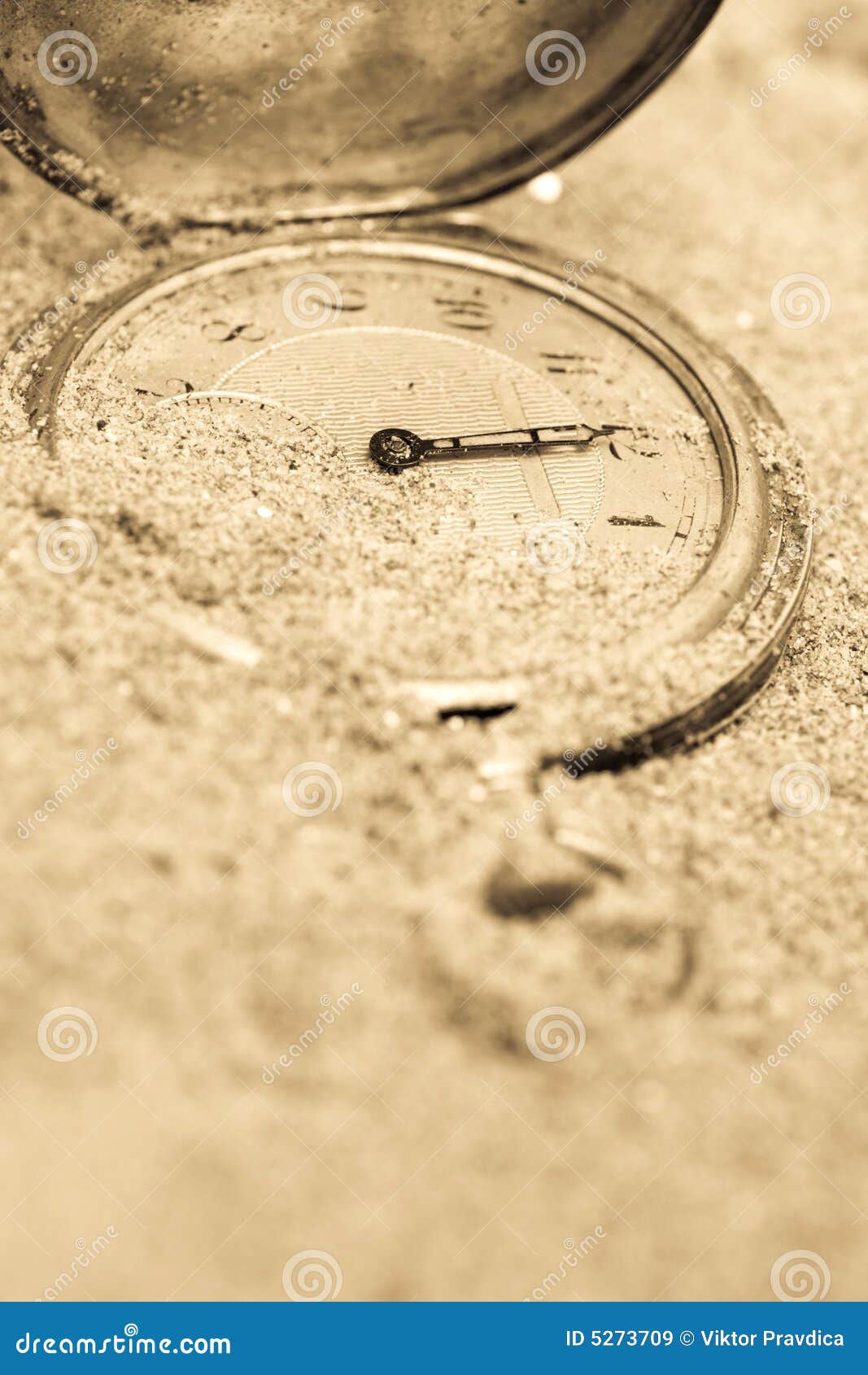 Tempo perdido. Relógio de bolso velho enterrado na areia. Conceito perdido do tempo.