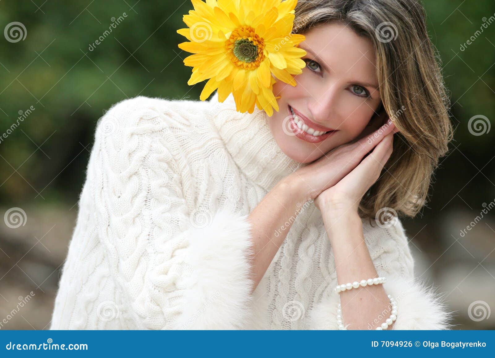 Tempo Sonolento - Mulher Lindo Com Flores Amarelas Foto de Stock - Imagem  de floral, amarelo: 7094926