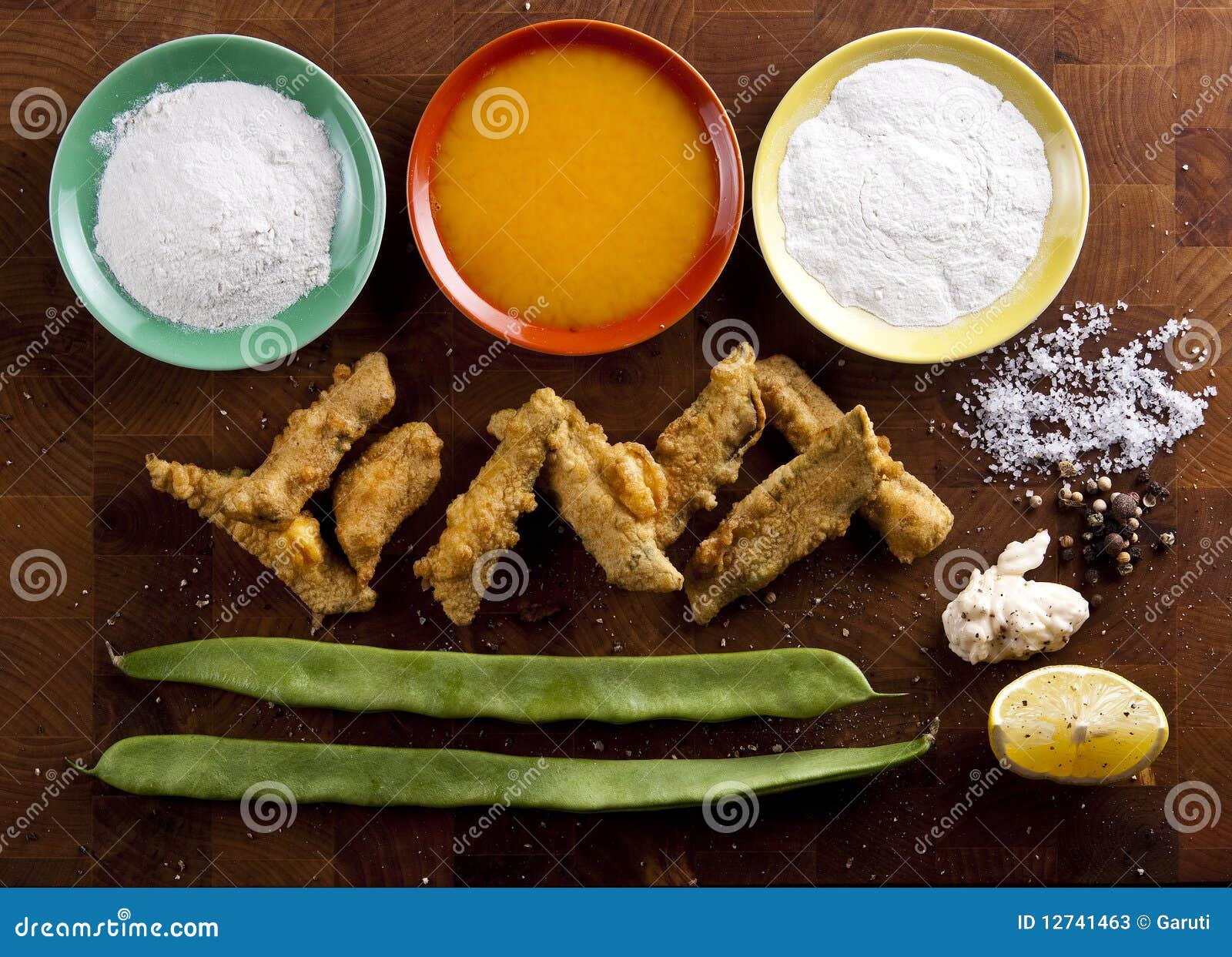 I fagioli verdi hanno fritto nella pastella di tempura