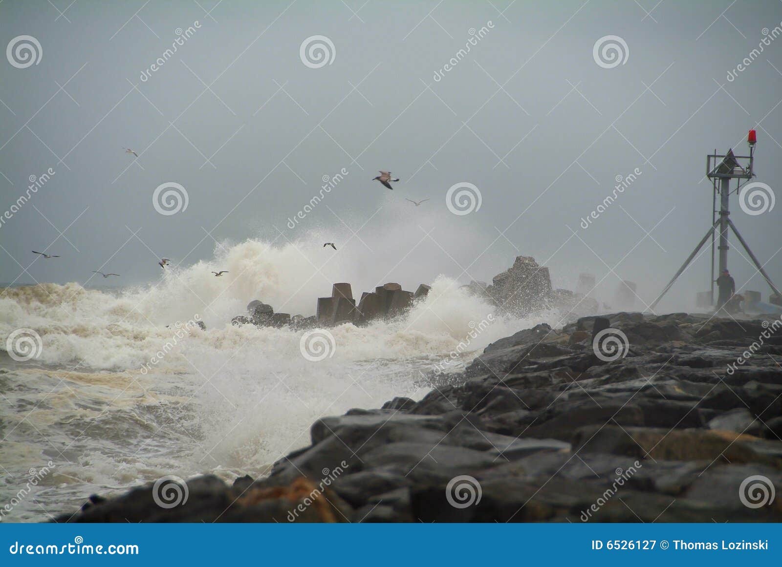 Tempête de jetée. Tempête de Noreaster avec des ondes tombant en panne contre la jetée de prise de Manasquan