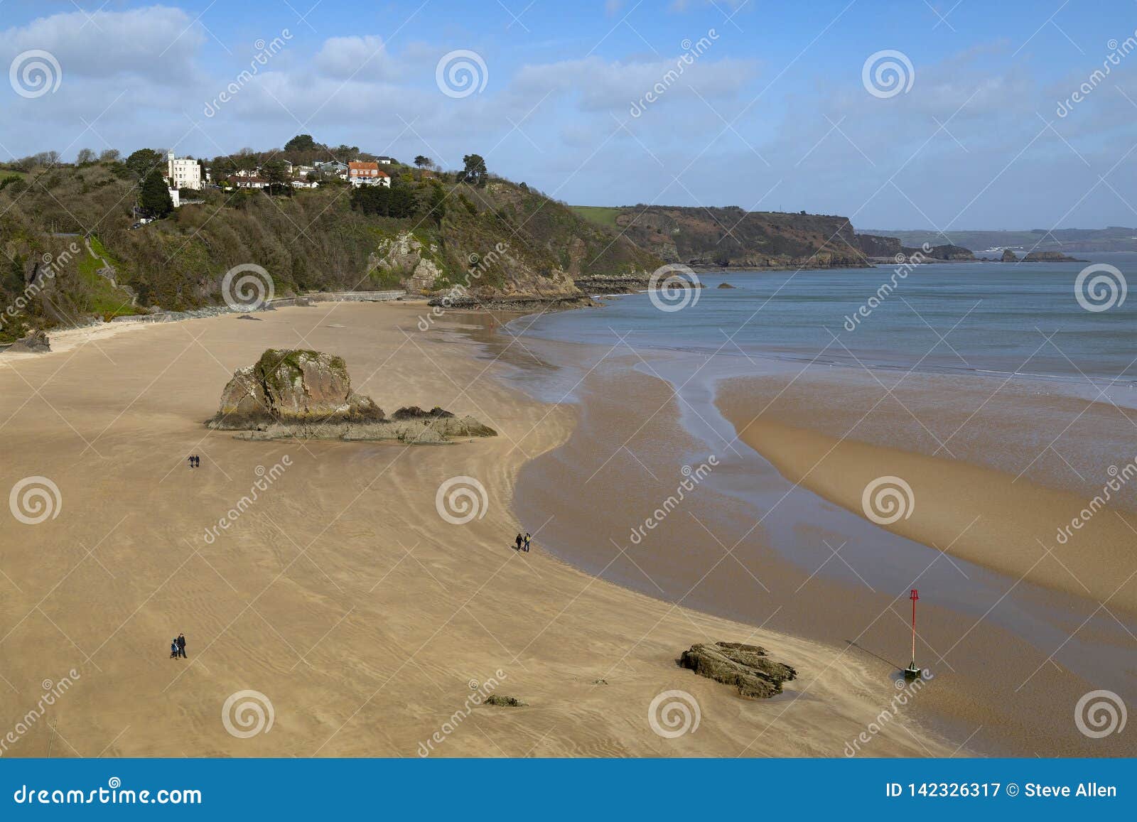 Tenby - Pembrokeshire - Wales. Carmarthenbaai en Tenby-strand at low tide - Tenby in Pembrokeshire, Zuid-Wales in het Verenigd Koninkrijk