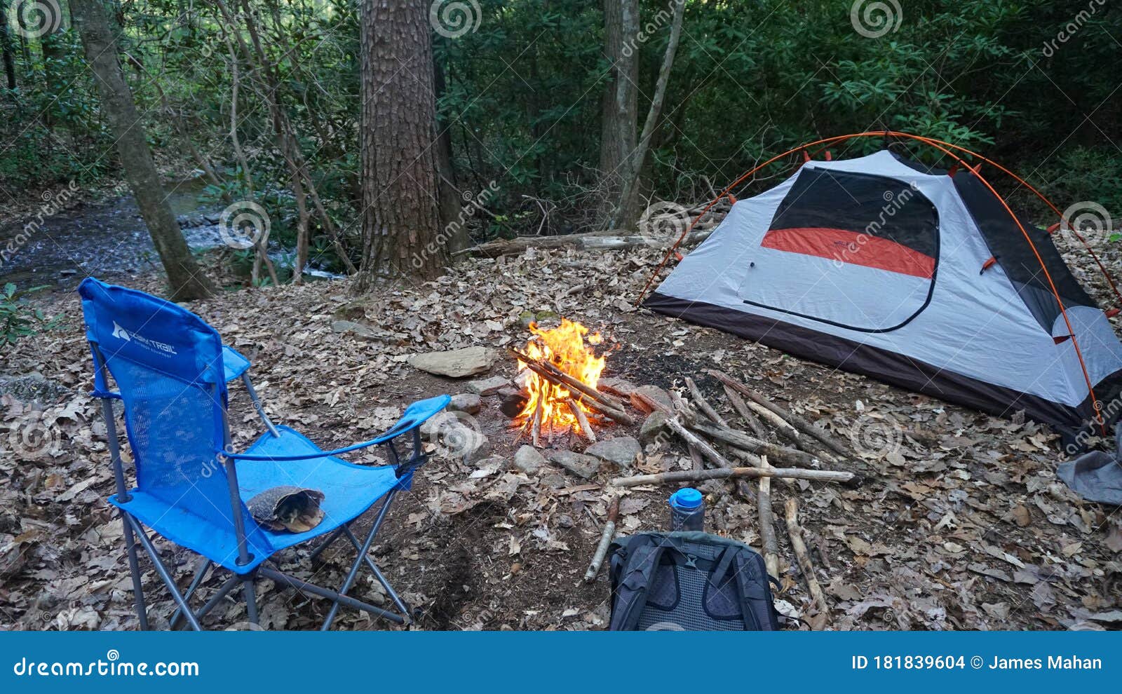 ACAMPAMENTO NO MEIO DAS MONTANHAS