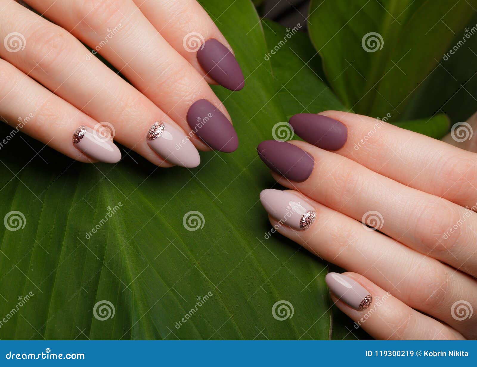 Năm 2024 sẽ là năm của những bức tranh vẽ trên móng tay với những hình ảnh nail design tuyệt đẹp và miễn phí bản quyền. Tận dụng tài nguyên tuyệt vời này để tạo ra những bộ móng tay tuyệt đẹp và sáng tạo, khẳng định chính mình trên đường đua thịnh hành của nail art thế giới.