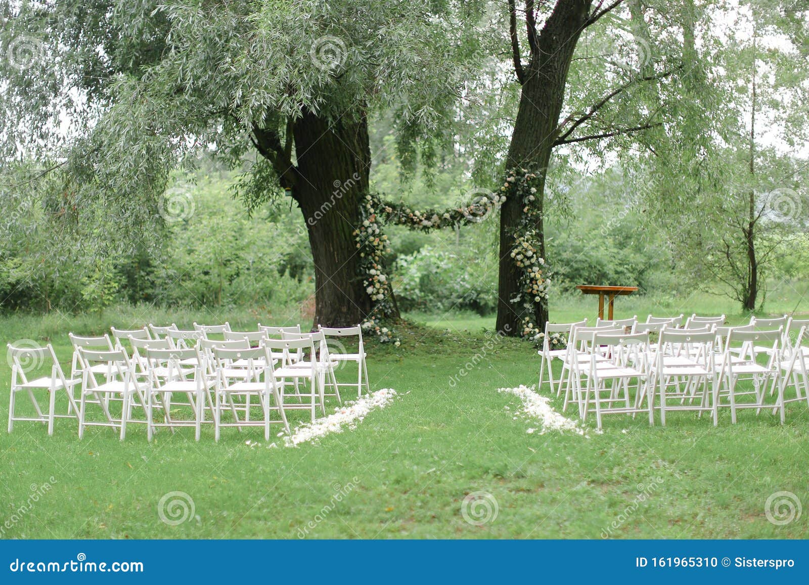 hardop Een bezoek aan grootouders as Tenderbloemetjes Voor Bruiloft En Witte Stoelen in Het Park Stock Foto -  Image of decor, sier: 161965310