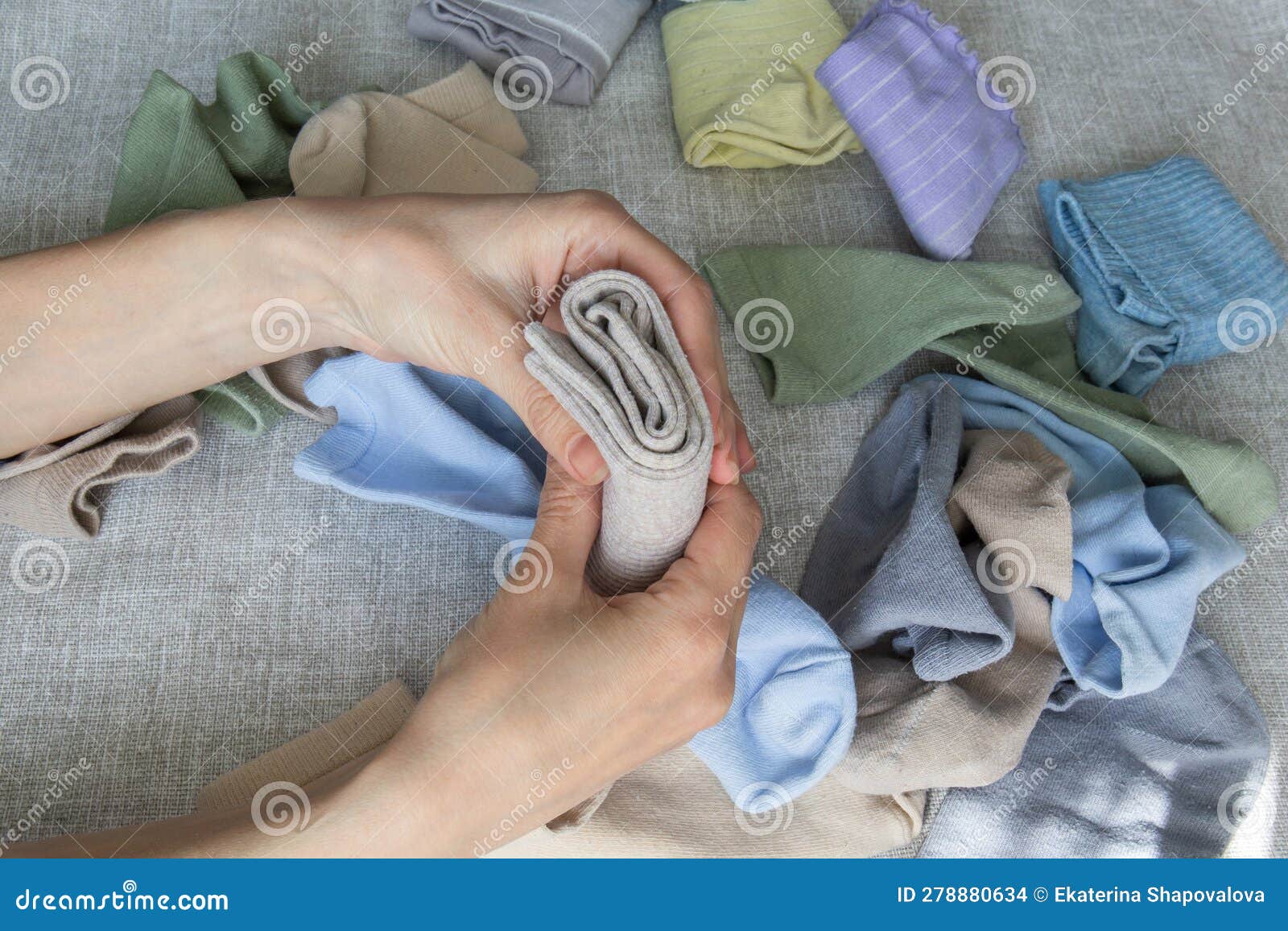 Tenere Per Mano Un Paio Di Calzini Di Beige Piegati. Sistemare Le Cose E  Organizzare Il Deposito Dei Calzini. Fotografia Stock - Immagine di  housekeeping, conservazione: 278880634