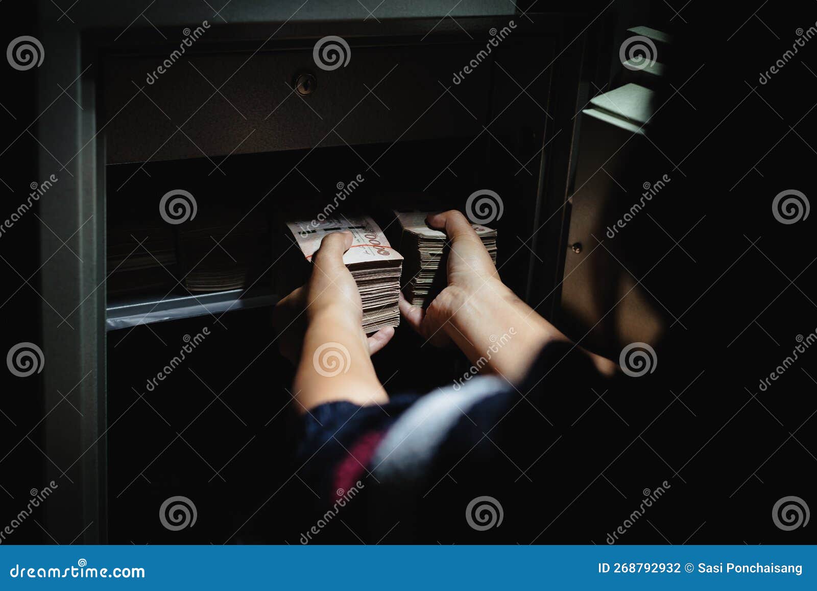 Tenere a Portata Di Mano I Soldi E Tenerli Nella Cassaforte. Tenere Denaro  E Oggetti Di Valore Nell'acciaio Della Cassetta Di Sicu Fotografia Stock -  Immagine di mano, deposito: 268792932