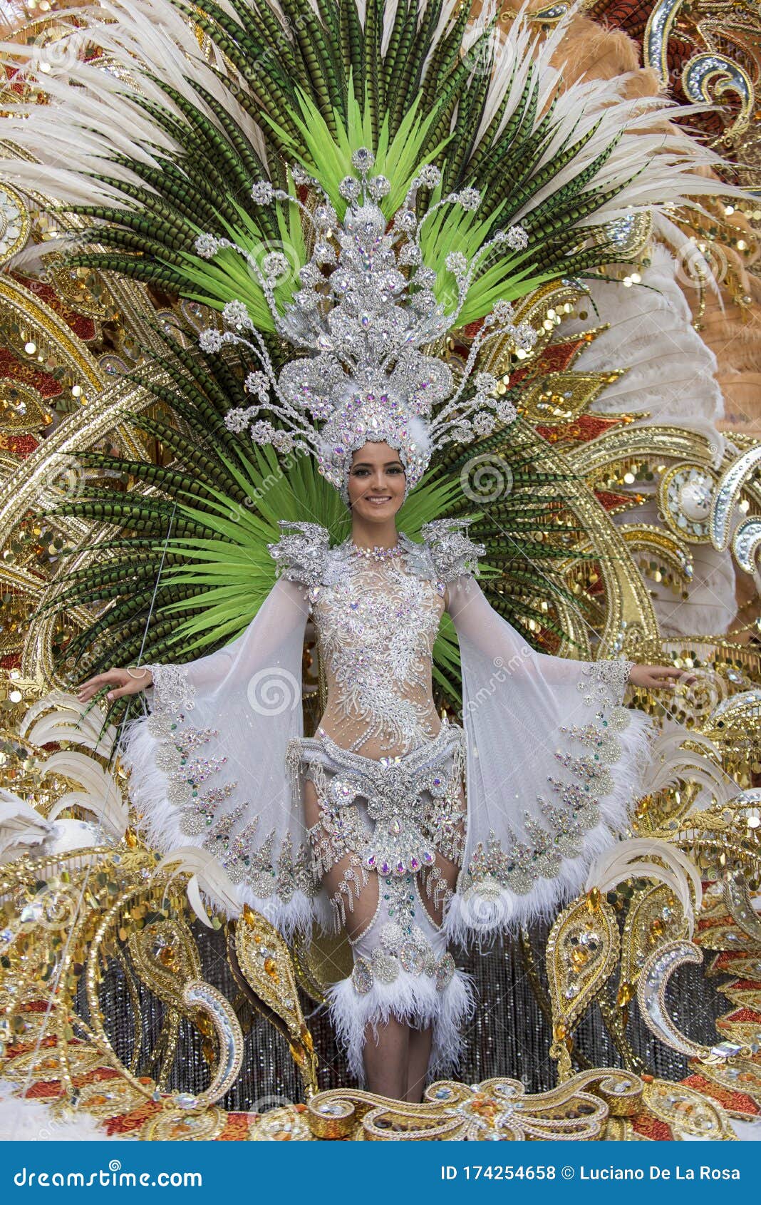 comfortabel aan de andere kant, voordat TENERIFE, FEBRUARY 22: Great Parade on the Street Announcing that Carnival  is Coming. February 22, 2020, Tenerife Canary Islands Editorial Stock Photo  - Image of festival, fashion: 174254658