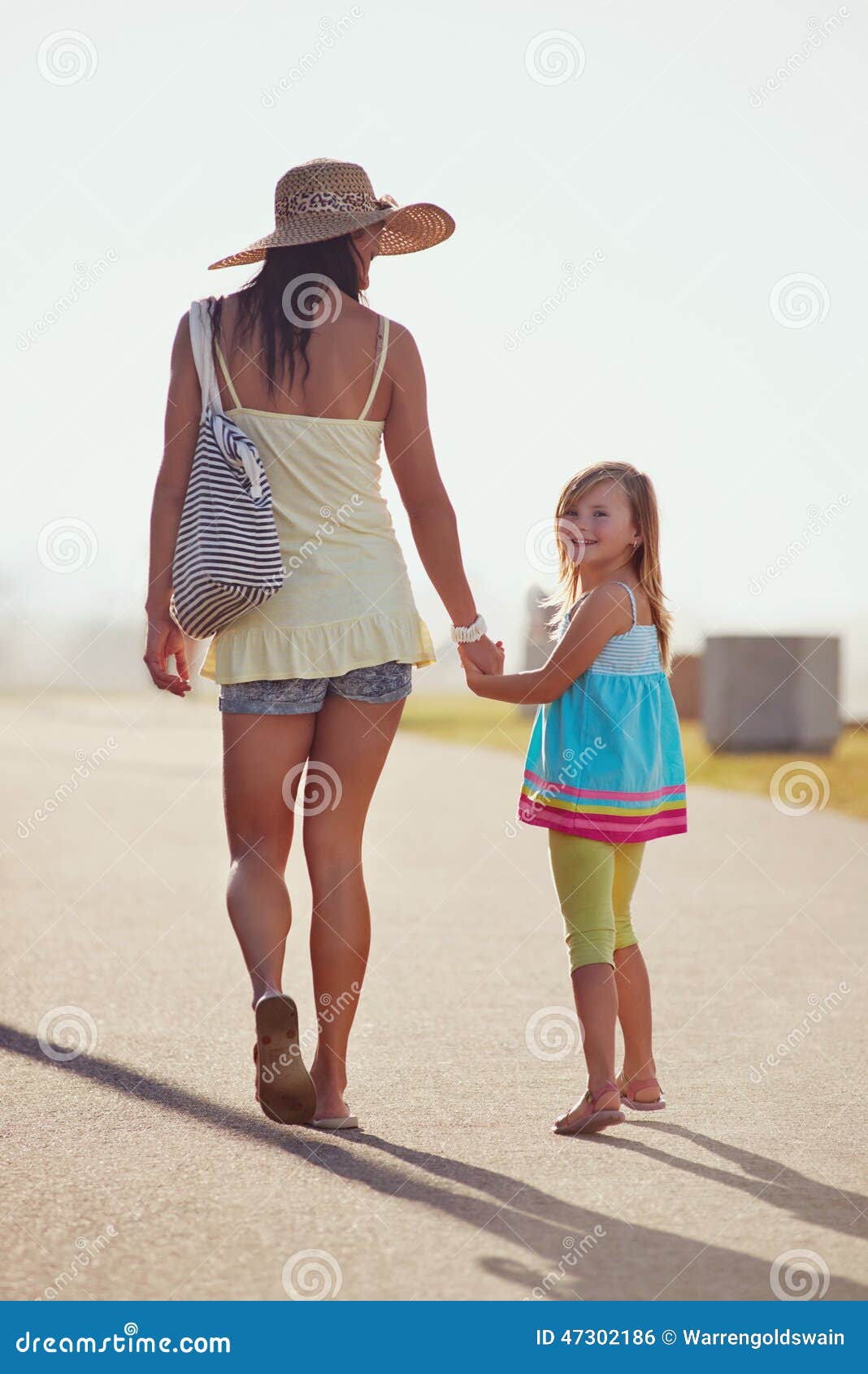 Tenersi Per Mano Della Figlia Della Madre Fotografia Stock Immagine Di Mano Figlia