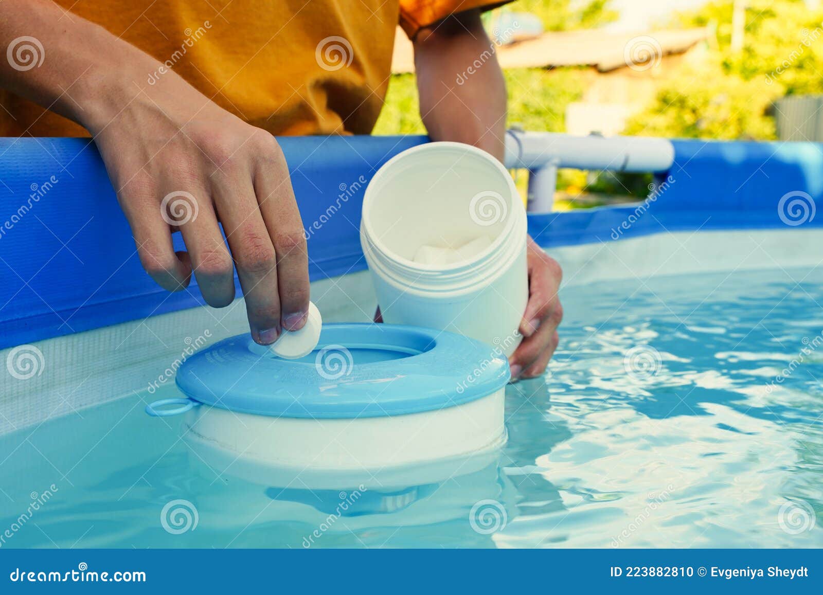 Tenir à La Main Des Tablettes De Chlore Blanc Sur Le Matelas De La Piscine.  Chloration De L'eau Dans Le Bassin Pour Désinfection E Photo stock - Image  du main, chlore: 223882810