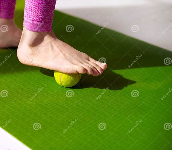 Collection 28+ Background Images using a tennis ball for plantar fasciitis Sharp