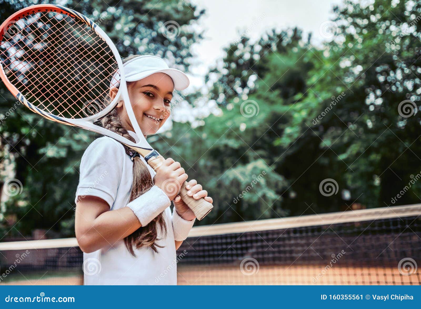 bevroren Orthodox Hassy Tennis Training for Young Kid Outdoors. Portrait of Happy Sporty Little  Girl on Tennis Court Stock Image - Image of beauty, game: 160355561