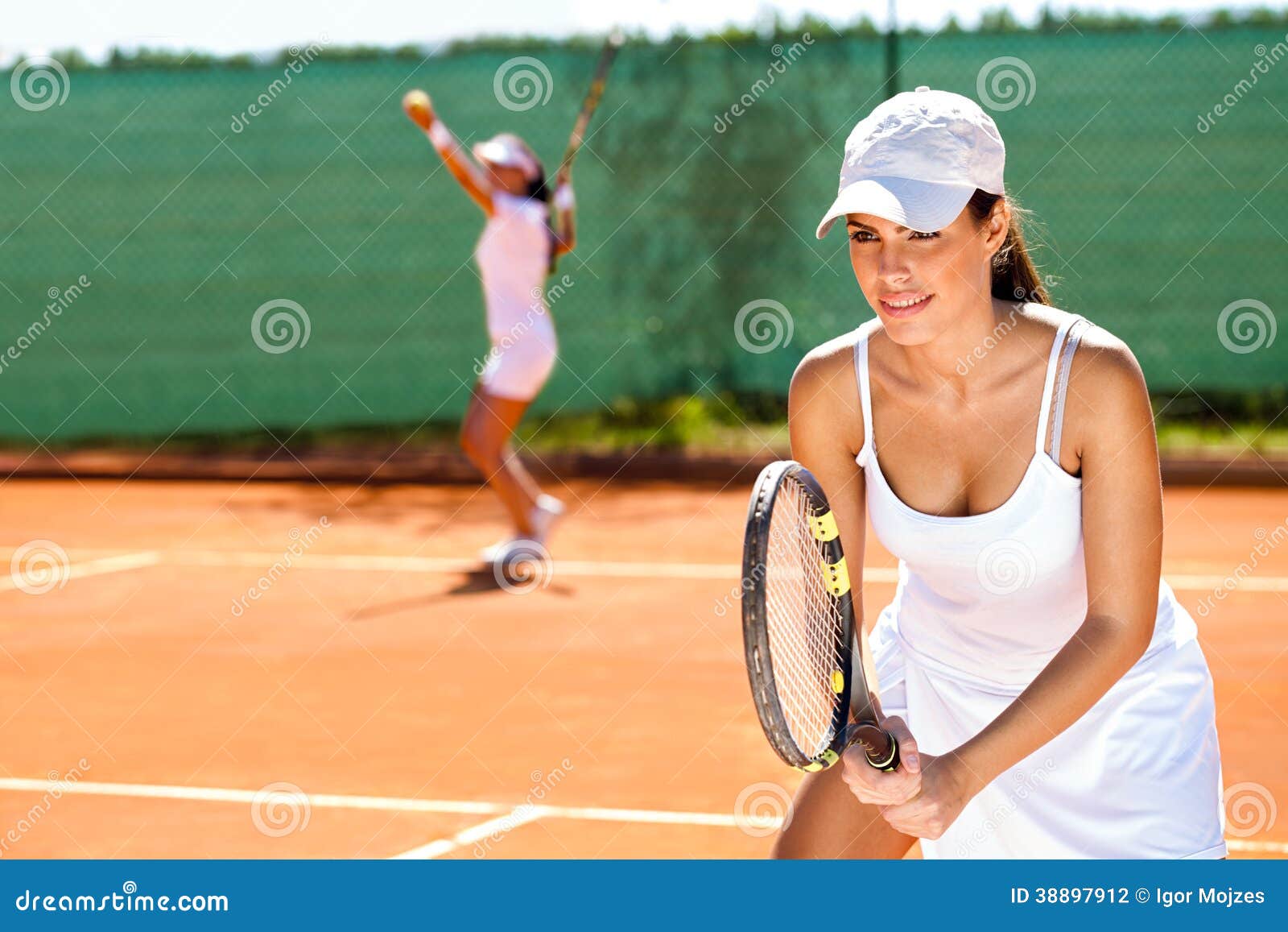 Tennisdubbelen. Twee speeldubbelen van de tennisspeler bij tennisbaan