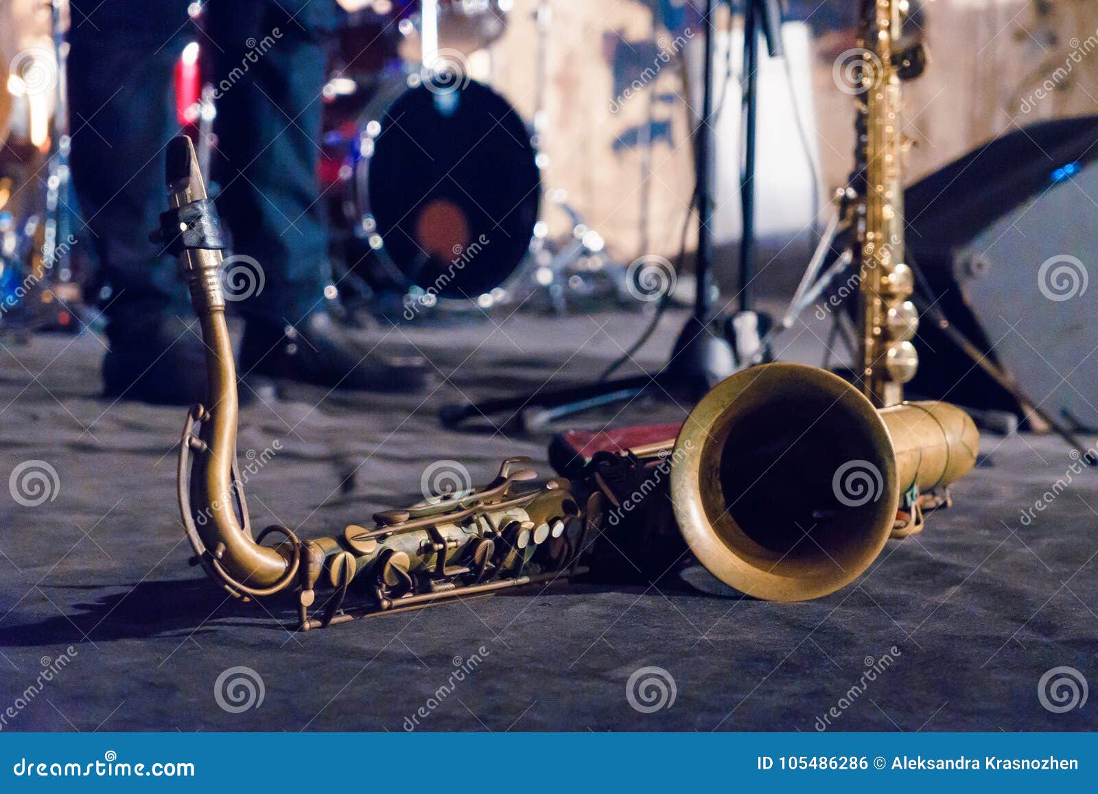 Tenor sax hi-res stock photography and images - Alamy