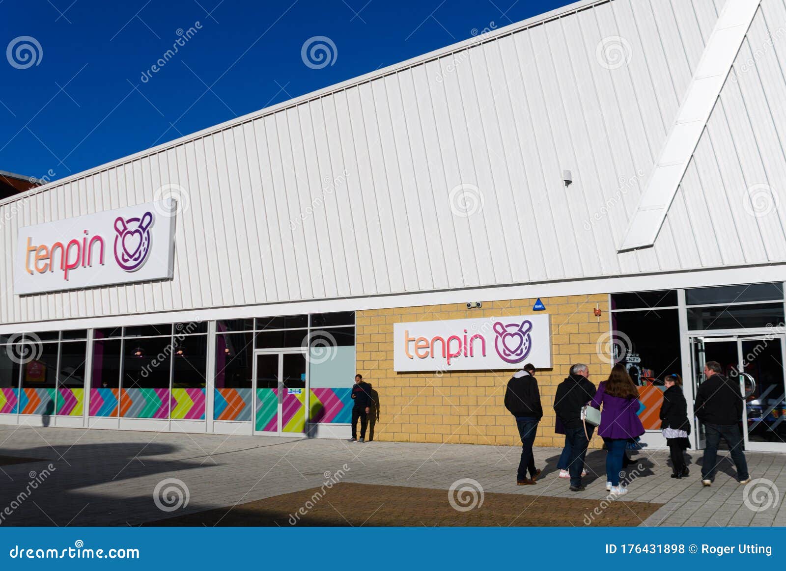 Tenpin Bowling Alley Chichester Photo stock éditorial Image du logo