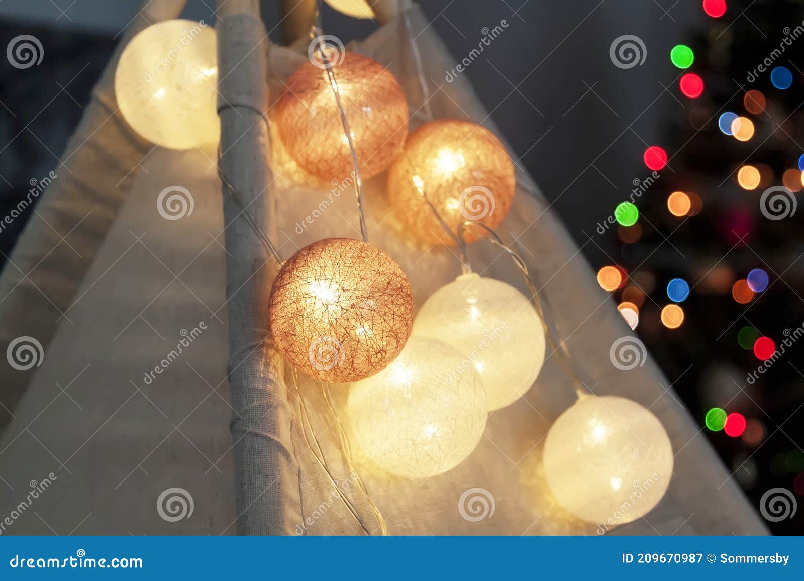 https://thumbs.dreamstime.com/z/tente-tipi-avec-guirlande-lumineuse-illumin%C3%A9e-dans-la-chambre-de-cr%C3%A8che-%C3%A0-no%C3%ABl-vacances-arbre-209670987.jpg