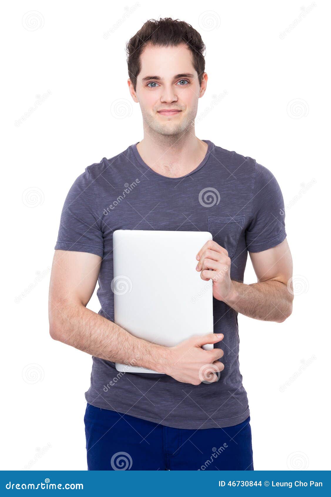 Tenuta dell'uomo con il computer portatile. Uomo caucasico isolato su bianco