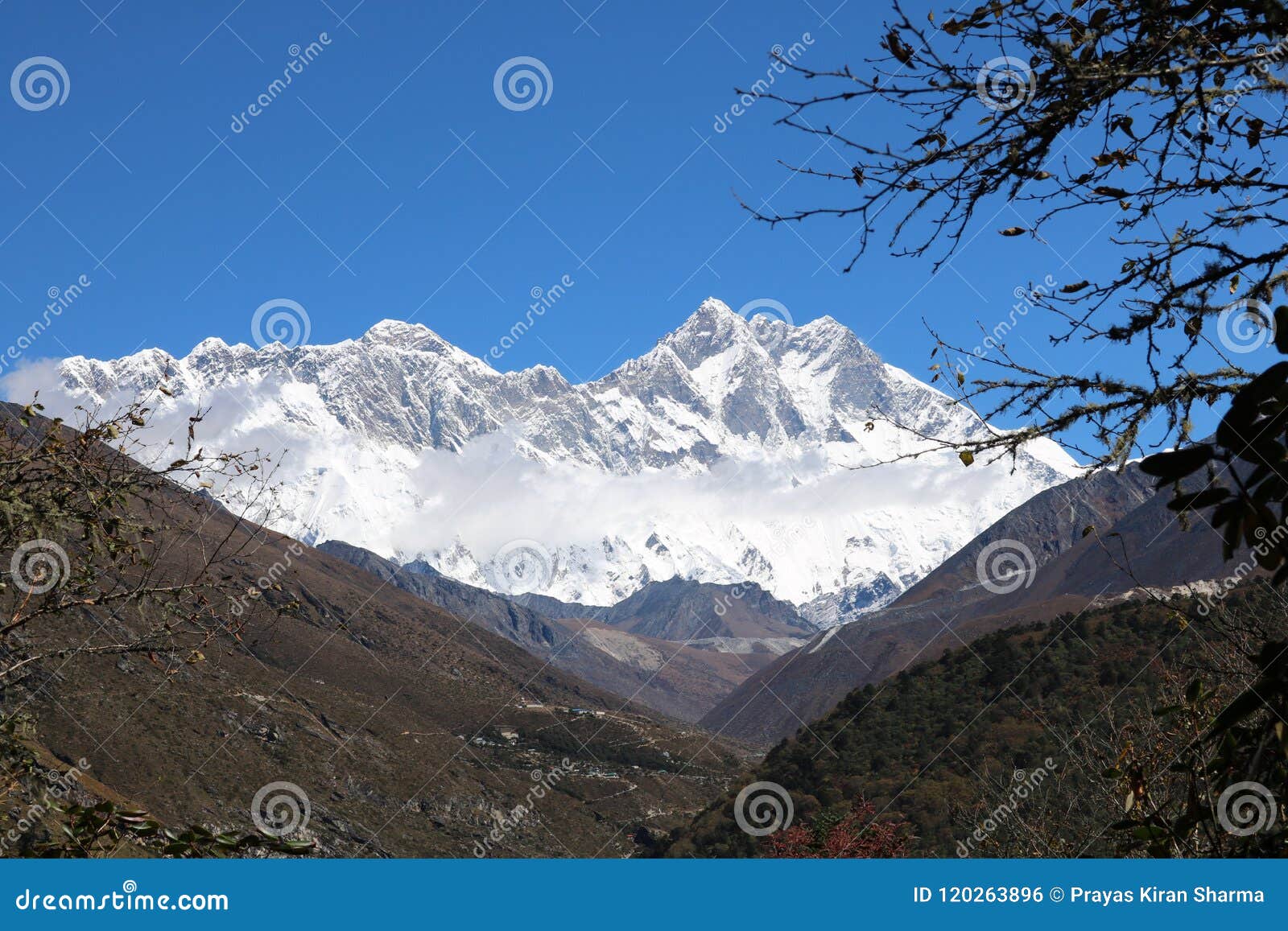 mount everest worlds high mountain attracts many climbers and highly experienced mountaineers