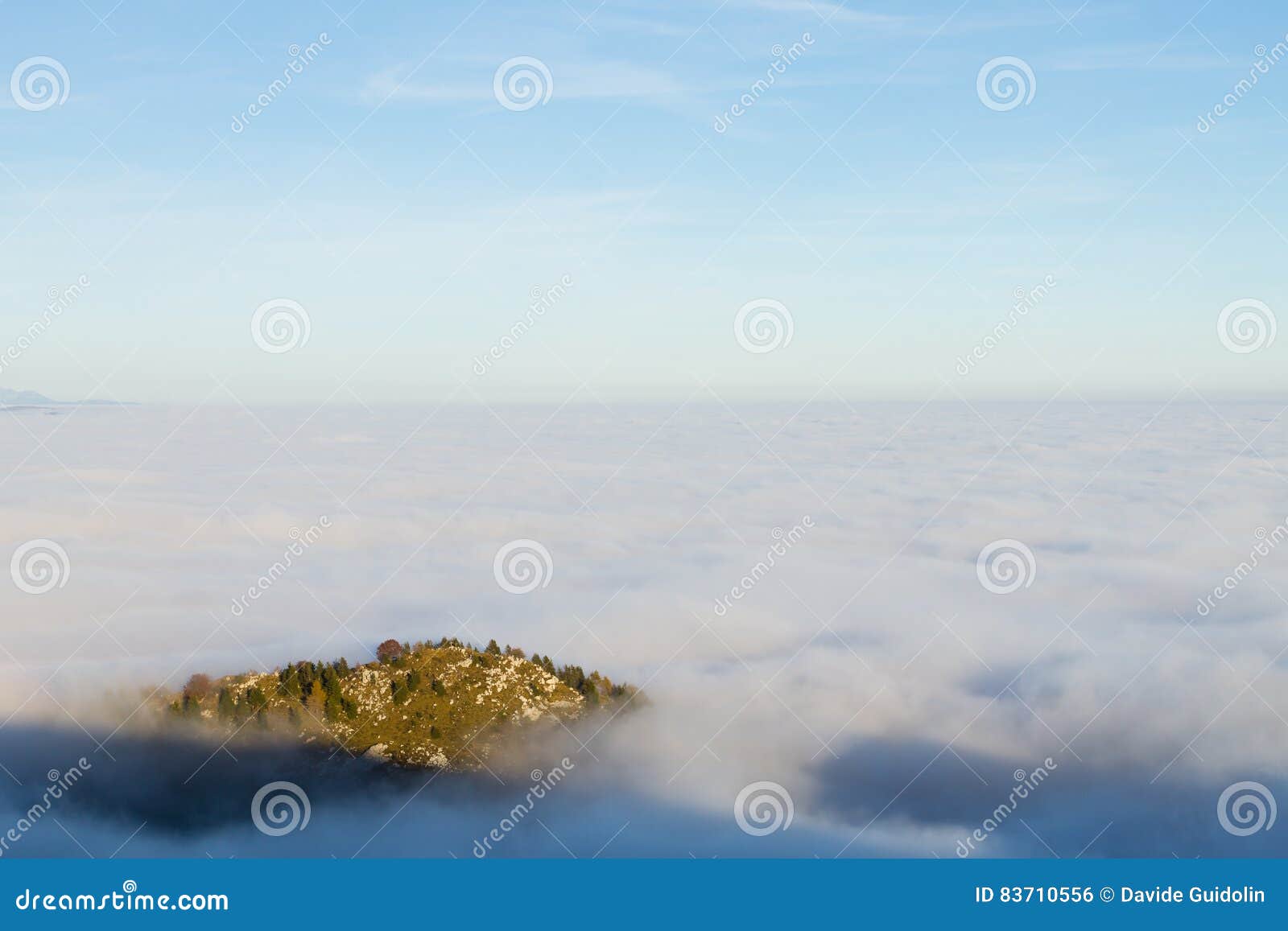 Teppich von Wolken von der Gebirgsspitze. Panorama von den italienischen Alpen, vom Teppich von Wolken und von den Spitzen Spitzenberglandschaft