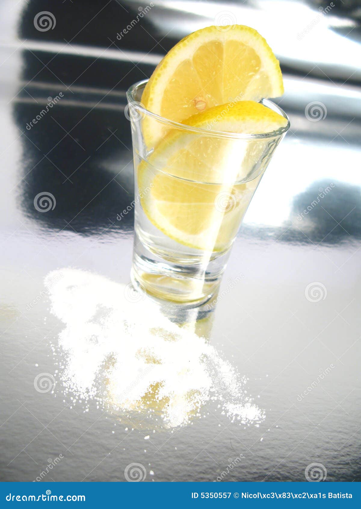 Tequila Geschossen Mit Zitrone Und Salz Stockbild - Bild von kalt, stab ...